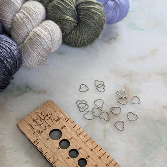 Marqueurs de mailles en forme de coeur par Thread & Maple